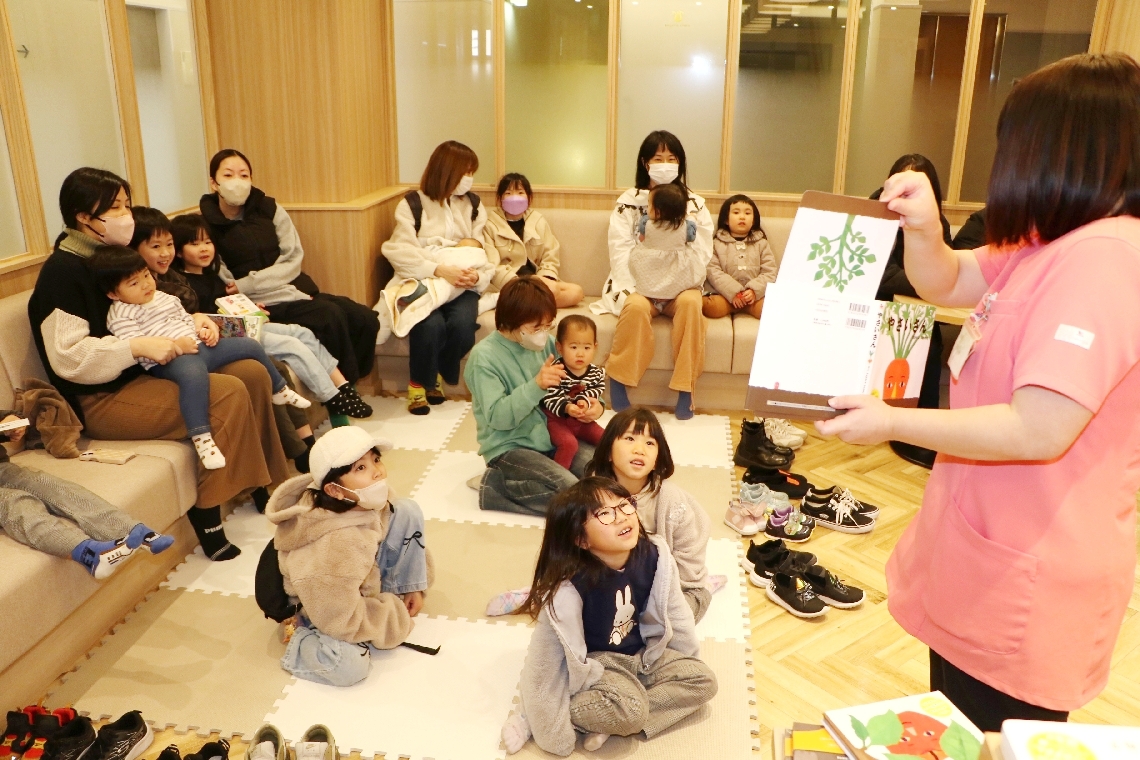 院内に設けられた出張本屋で読み聞かせを楽しむ親子連れ