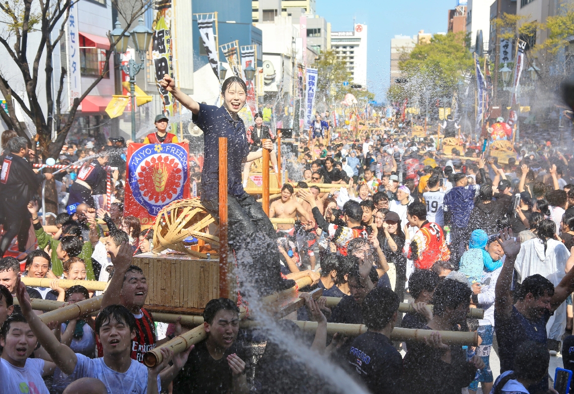 大量の温泉を浴びながら練り歩くみこし