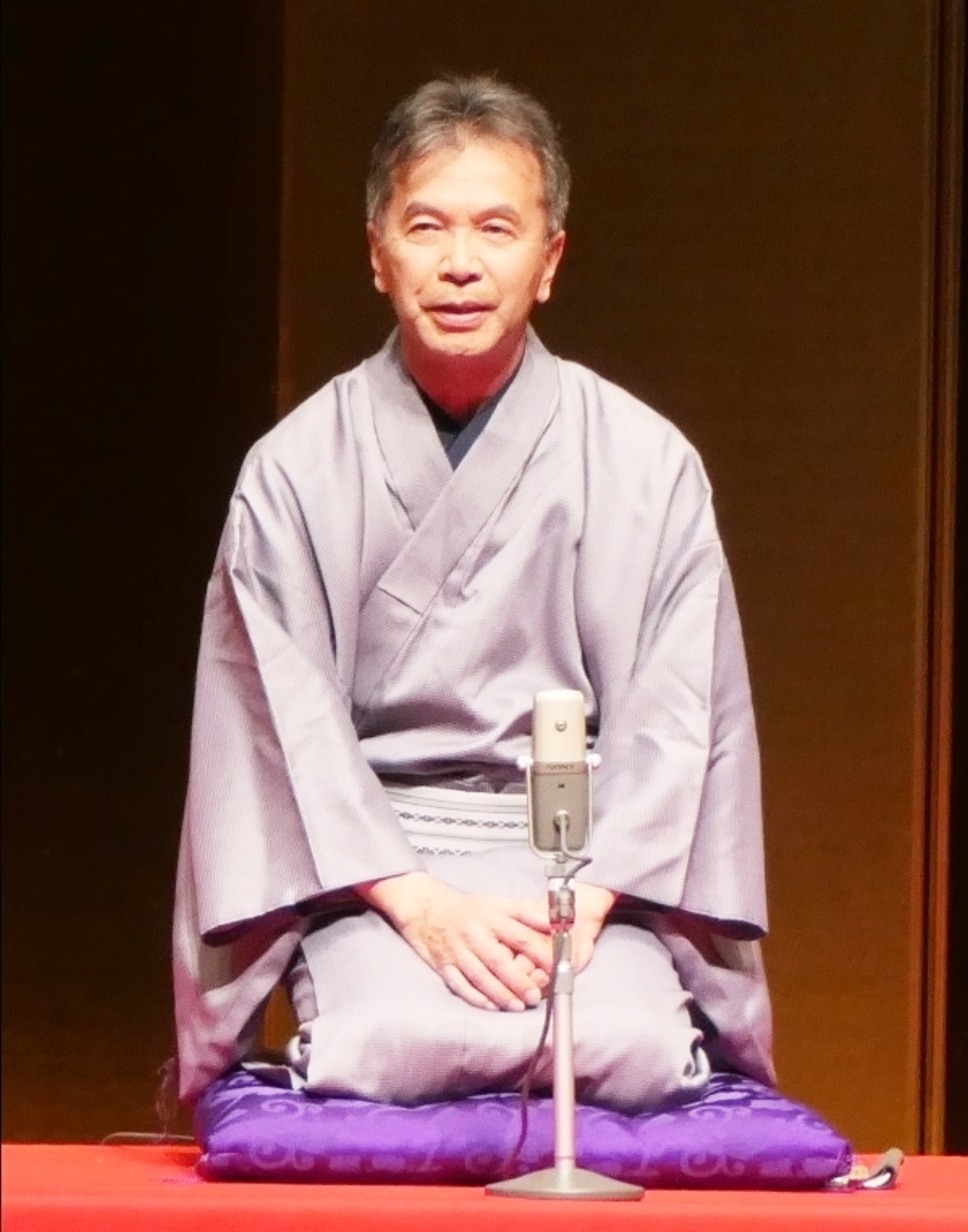 広島チャリティー寄席で落語を披露する伊藤博昭さん＝広島県
