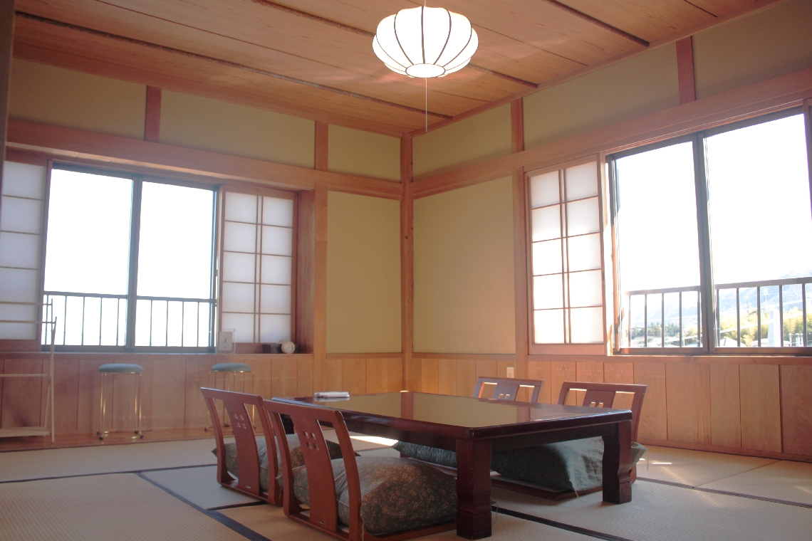 畳敷きで和モダンな雰囲気の客室