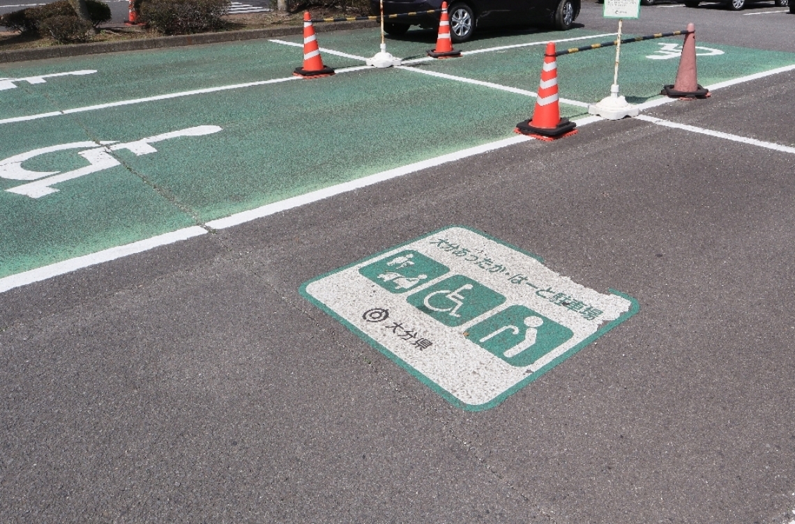 「大分あったか・はーと駐車場」（手前）と障害者用の駐車スペース（奥）＝大分市大津町