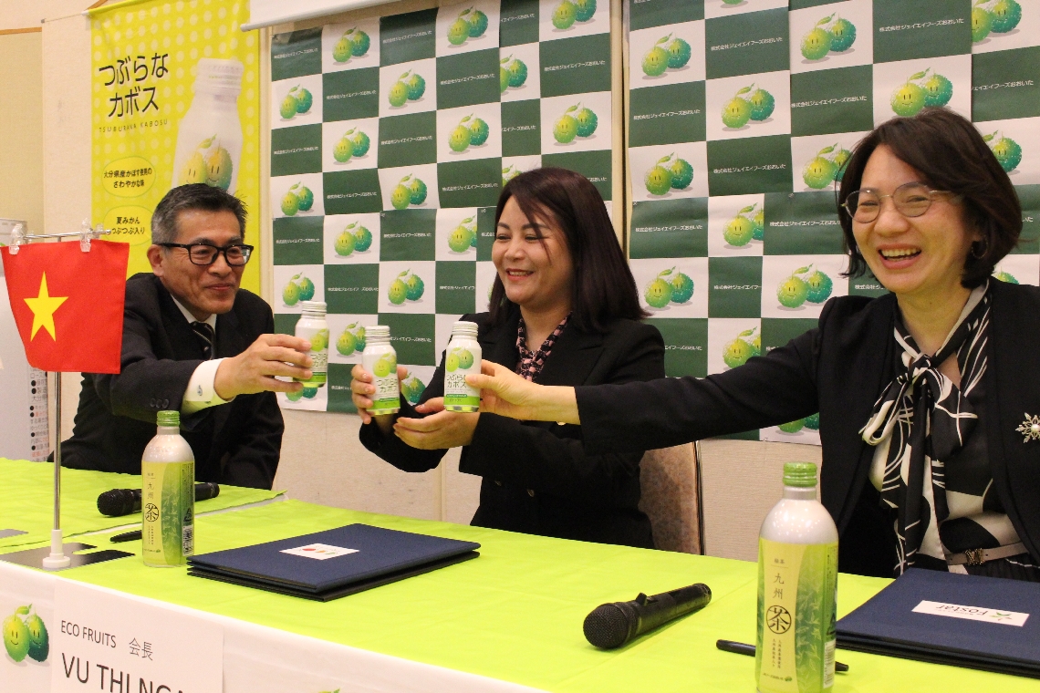 つぶらなカボスで乾杯。（左から）大塚修司社長、ブ・ティ・ガー会長、星美和子代表取締役＝９日、別府市