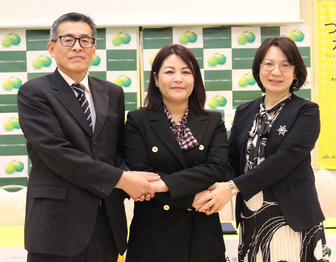 独占販売契約を結び、握手を交わす（左から）大塚修司社長、ブ・ティ・ガー会長、星美和子代表取締役