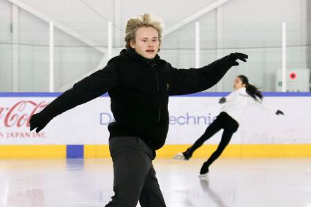 日本選手と練習するフィギュアスケート男子のイリア・マリニン＝京都府宇治市