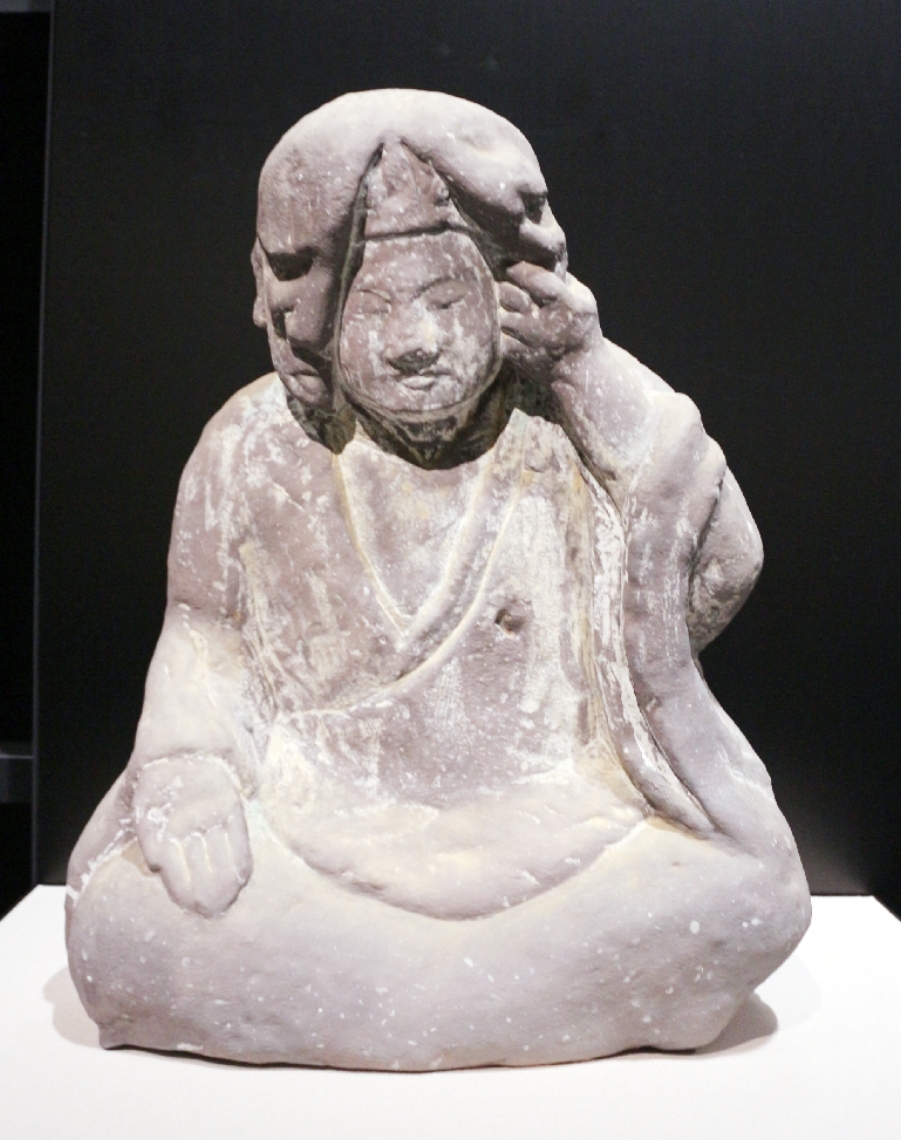 五百羅漢の羅漢寺石仏のレプリカ。自身の顔をめくり、十一面観音が現れたという中国の説話が取り入れられている