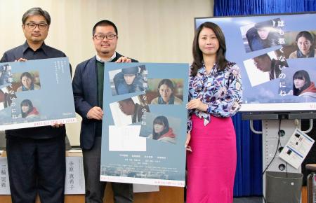 記者会見後に写真撮影に応じる寺原真希子弁護士（右）ら＝１０日、東京都内