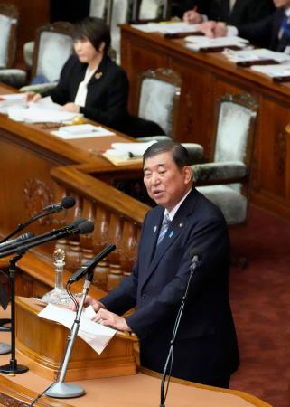 衆院本会議で答弁する石破首相。奥は阿部文科相＝１０日午後