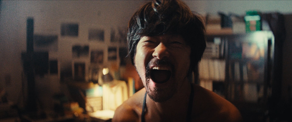 「レイブンズ」の一場面（ⓒＶｅｓｔａｐｏｌ，　Ａｒｋ　Ｅｎｔｅｒｔａｉｎｍｅｎｔ，　Ｍｉｎｄｅｄ　Ｆａｃｔｏｒｙ，　Ｔｈｅ　Ｙ　Ｈｏｕｓｅ　Ｆｉｌｍｓ）