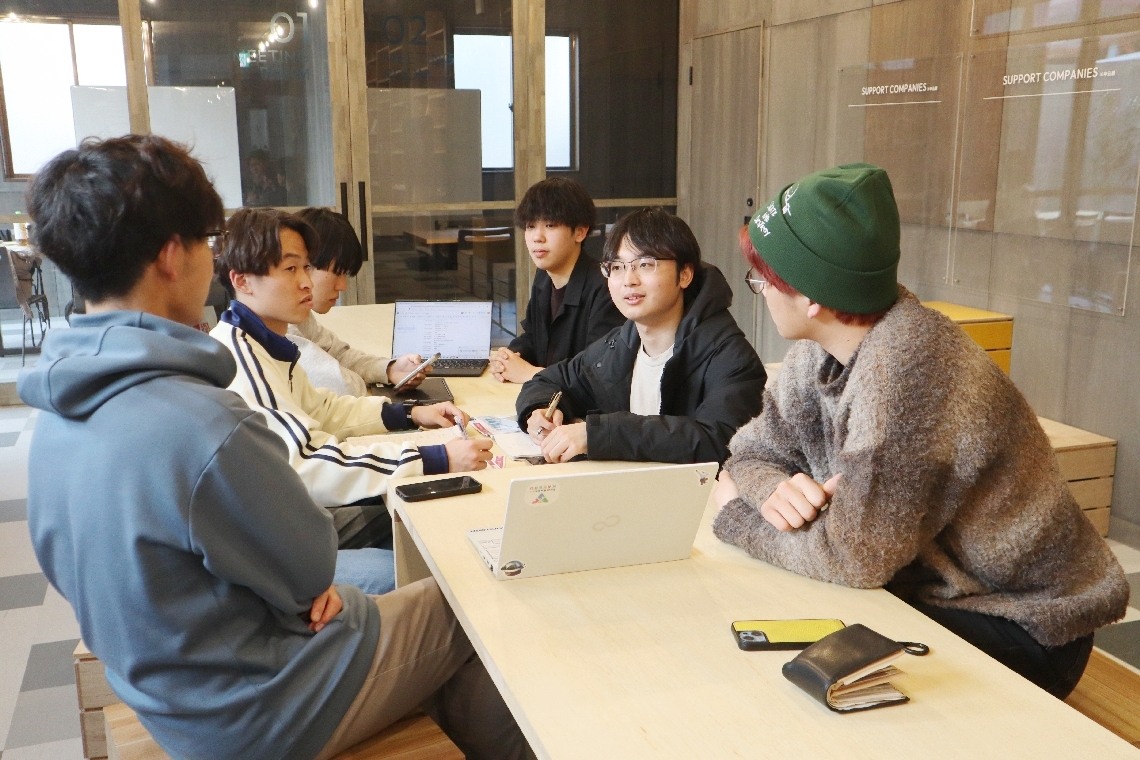 打ち合わせをする「おおいた解体新書プロジェクト」のメンバー＝４日、大分市の若手起業家育成施設