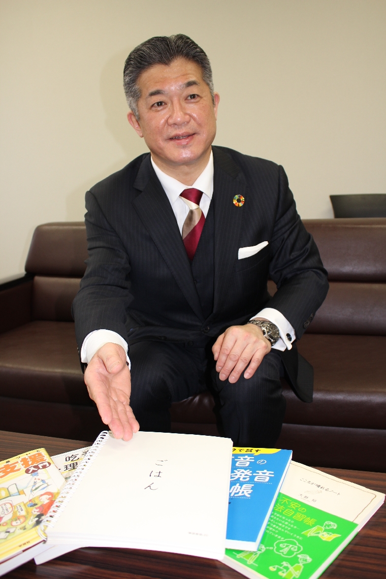 吃音者を支援するオンライン・カウンセリングに取り組む篠崎大司さん＝別府市