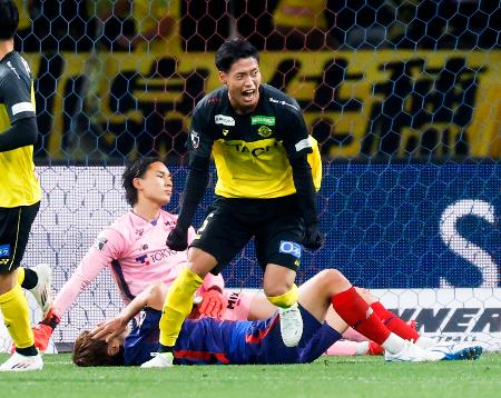 ＦＣ東京―柏　試合終了間際、同点ゴールを決め、雄たけびを上げる柏・木下（手前）。ＧＫ野沢大＝国立競技場