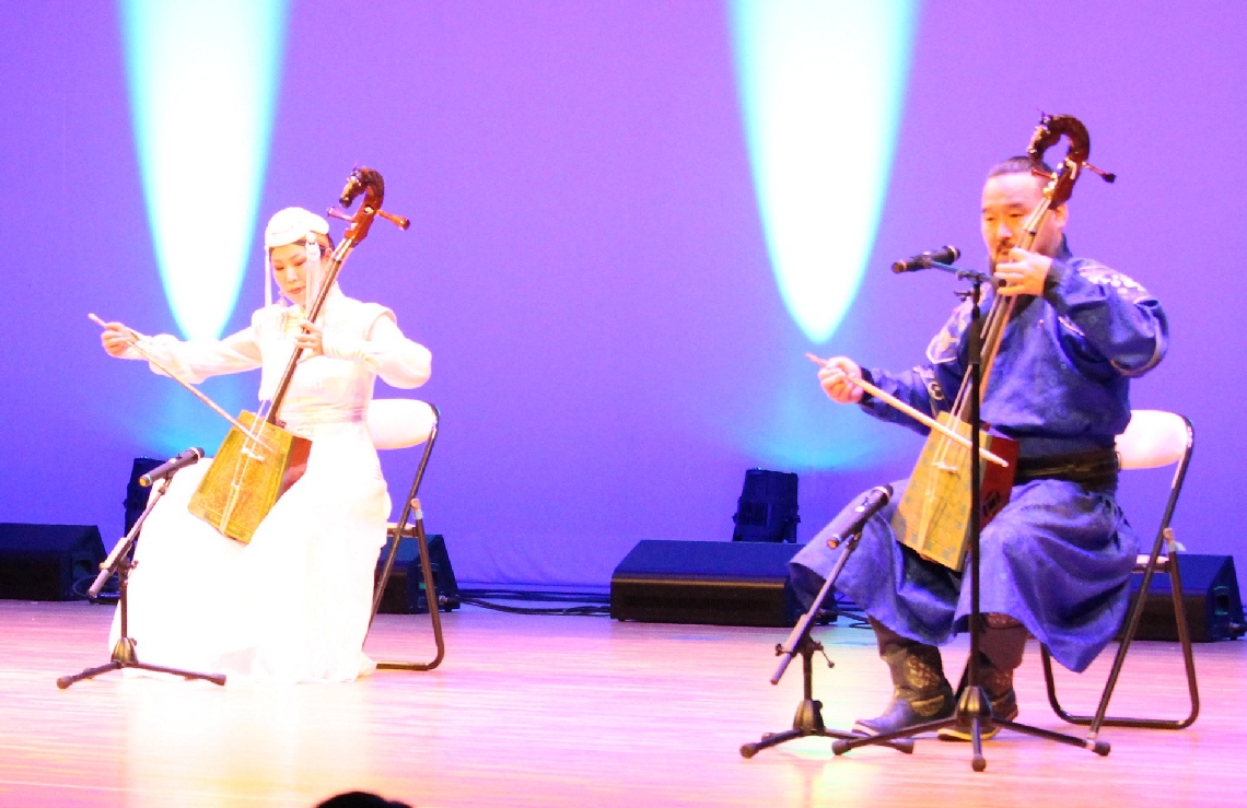 「風と大地のコンサート」では馬頭琴の演奏などがあった＝九重町後野上の九重文化センター