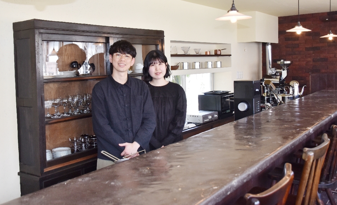 「喫茶　間」を開業した川本椋介さん（左）と妻の美佑さん＝由布市湯布院町川上