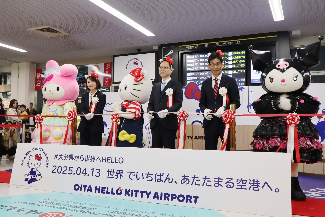 ハローキティらとテープカットする佐藤知事（左から４人目）、小巻社長（同２人目）ら