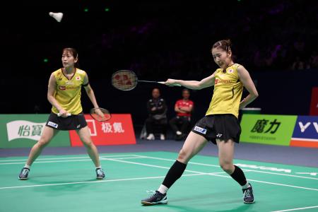 バドミントンのアジア選手権、女子ダブルス決勝で地元中国のペアと対戦する志田千陽、松山奈未組＝１３日、寧波（ゲッティ＝共同）