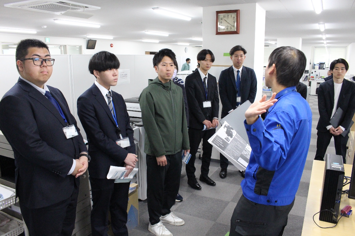 ＦＩＧでは一体感を育むため、グループ会社の新入社員らが一緒に研修をしている（画像の一部を加工しています）＝大分市