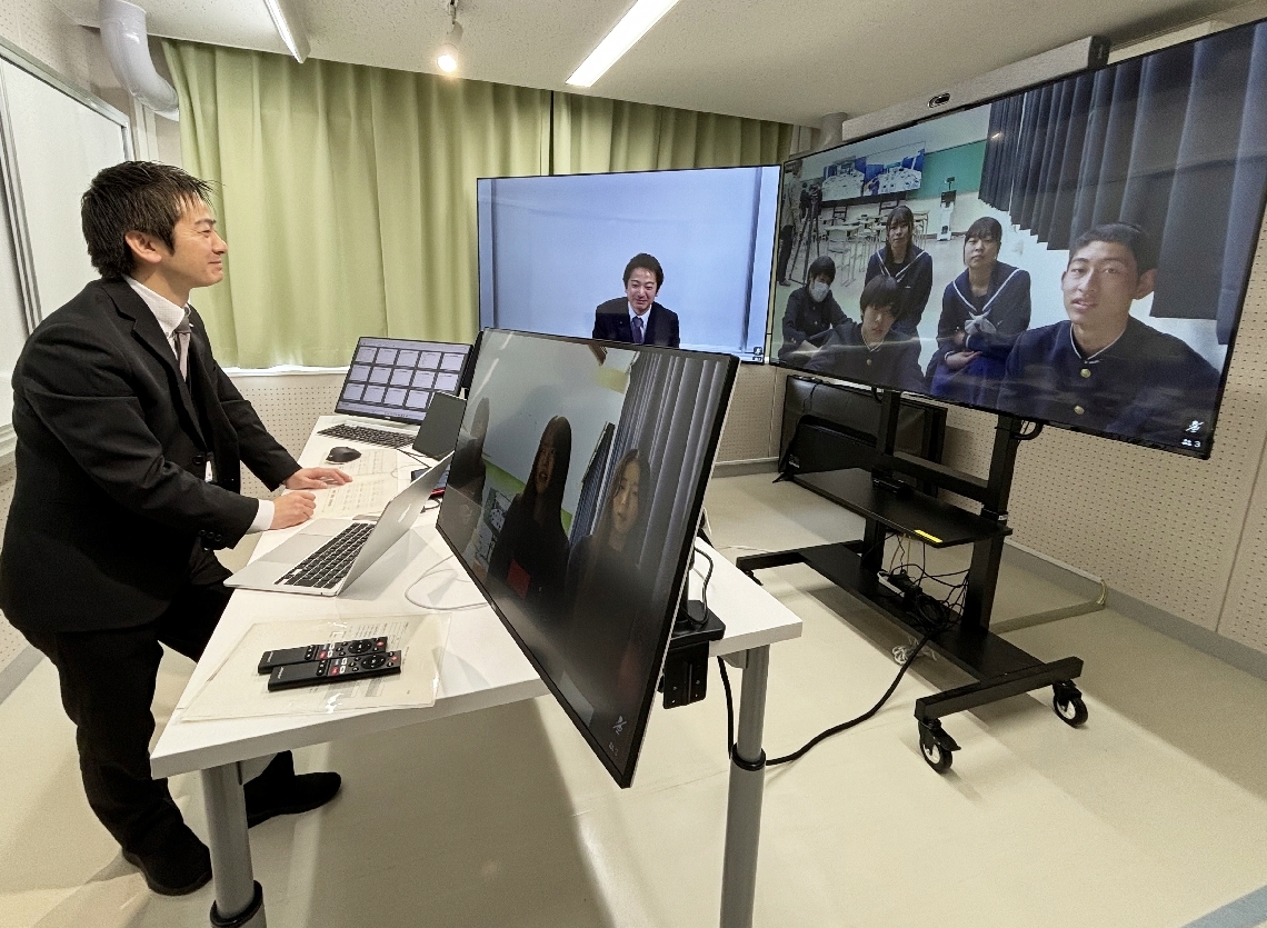 遠隔で英語の授業を受ける佐伯鶴城高と日田高の生徒（いずれも画面内）＝１４日、大分市上野丘の遠隔教育配信センター