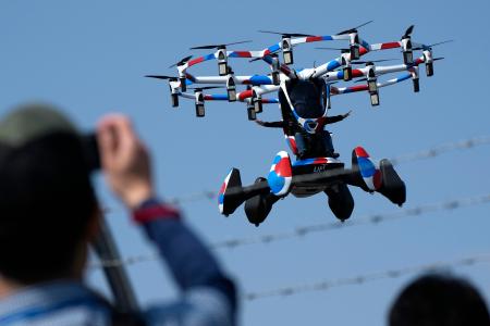デモ飛行が披露された空飛ぶクルマ「ＨＥＸＡ」＝１４日午後、大阪市此花区の夢洲