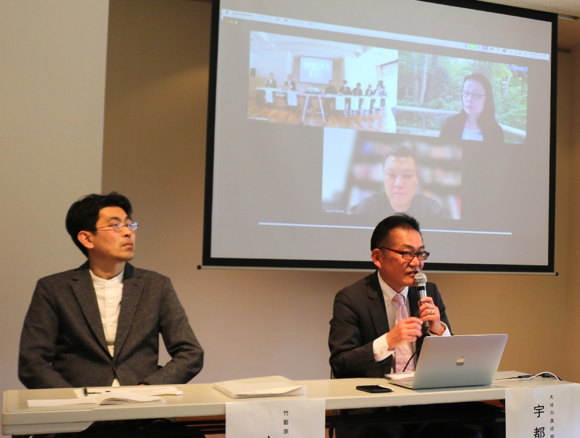 事業について説明する宇都宮寿館長（右）と竹芸家の中臣一さん