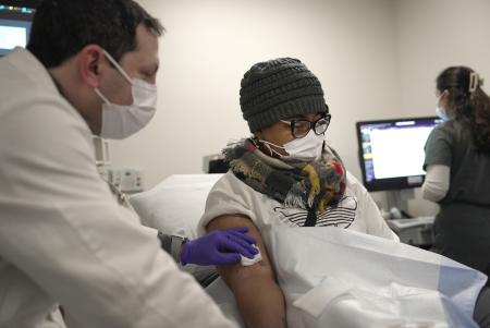 米ニューヨークで検査を受ける、ブタの腎臓を移植したトワナ・ルーニーさん＝１月（ＡＰ＝共同）