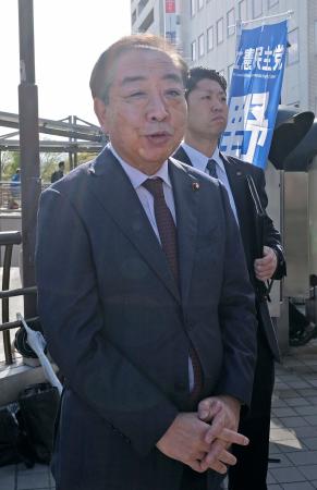 記者団の取材に応じる立憲民主党の野田代表＝１５日午前、東京都三鷹市
