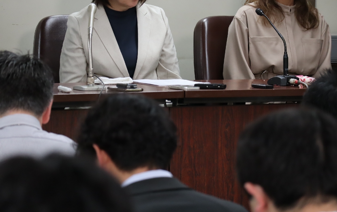 記者会見に臨む「高速暴走・危険運転被害者の会」の長文恵さん（左奥）と佐々木多恵子さん（右奥）＝３月、東京地裁