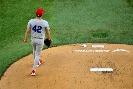 レンジャーズ戦に先発したエンゼルス・菊池。「ジャッキー・ロビンソン・デー」で背番号「４２」をつけている＝アーリントン（イマジンイメージズ・ロイター＝共同）