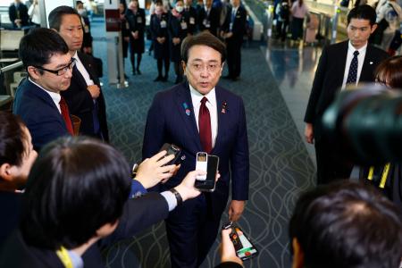 米国への出発前に記者団の取材に答える赤沢経済再生相＝１６日午前、羽田空港