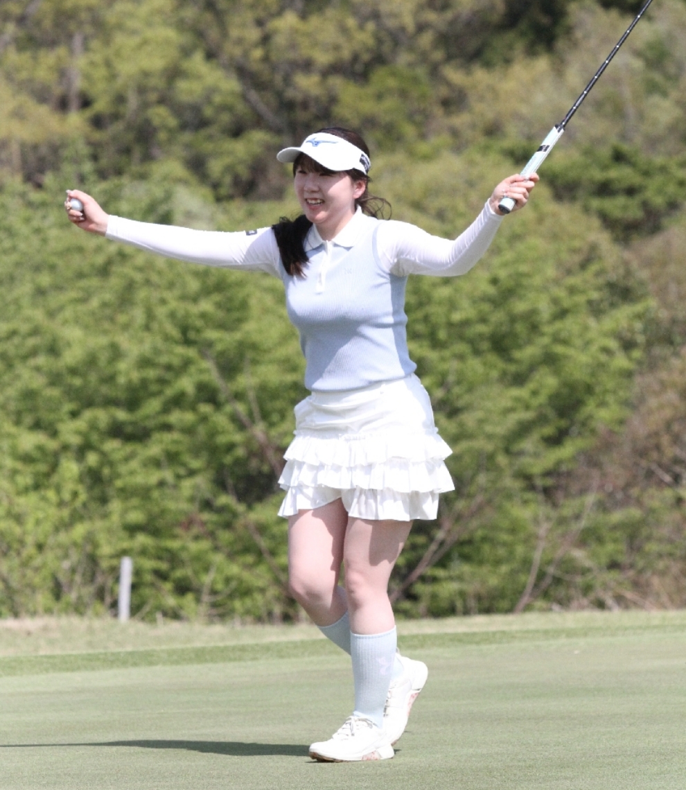 ウイニングパットを決め、笑顔でギャラリーに応える水木