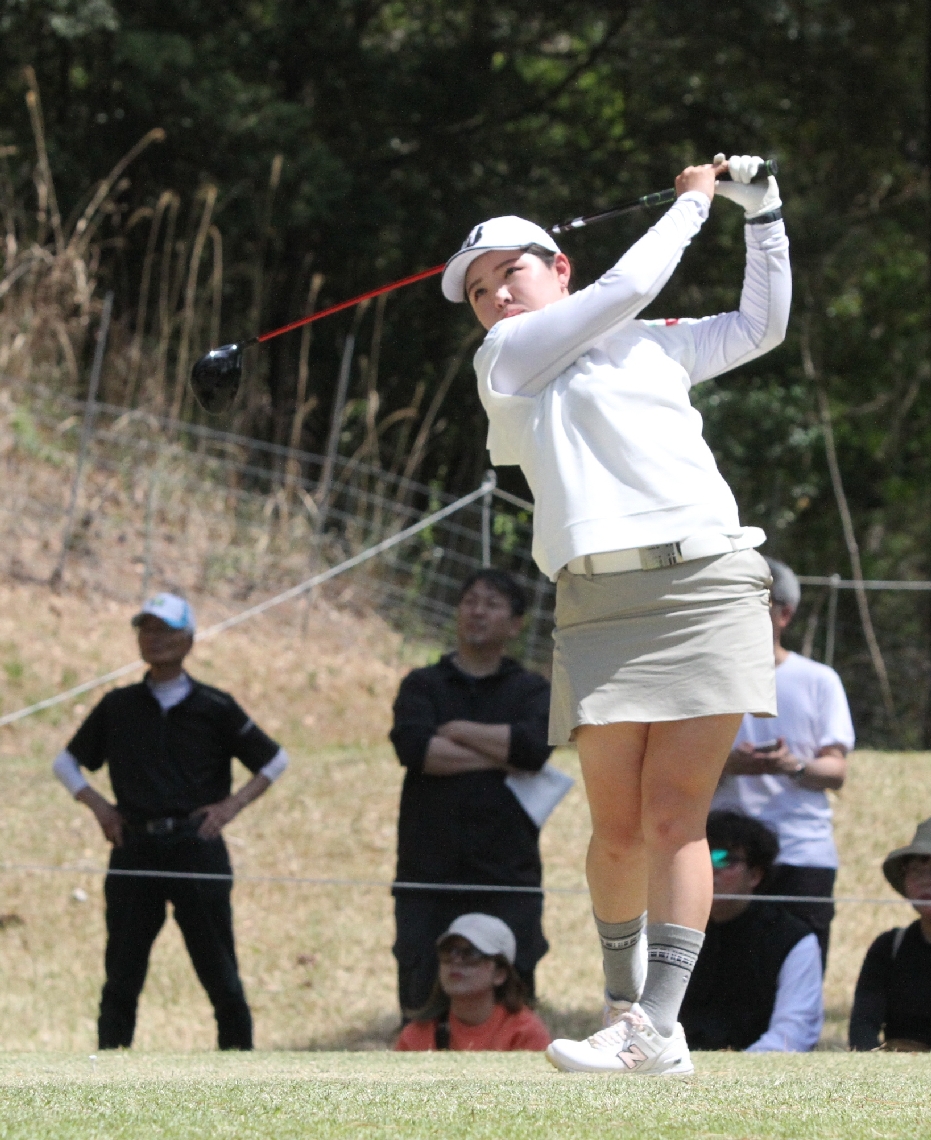 最終ホールでティーショットを放つ但馬