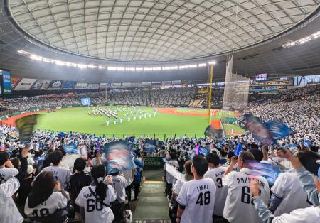 今季開幕戦に大勢のプロ野球ファンが訪れたベルーナドーム＝３月、埼玉県所沢市