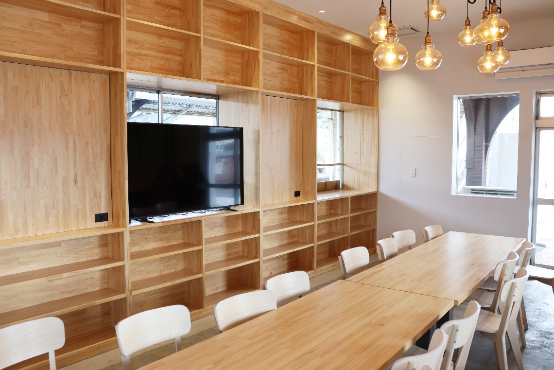 ＪＲ三重町駅内の待合室から生まれ変わった「まちなかハブ」。市の観光情報の提供などをして市民と観光客が交流できる