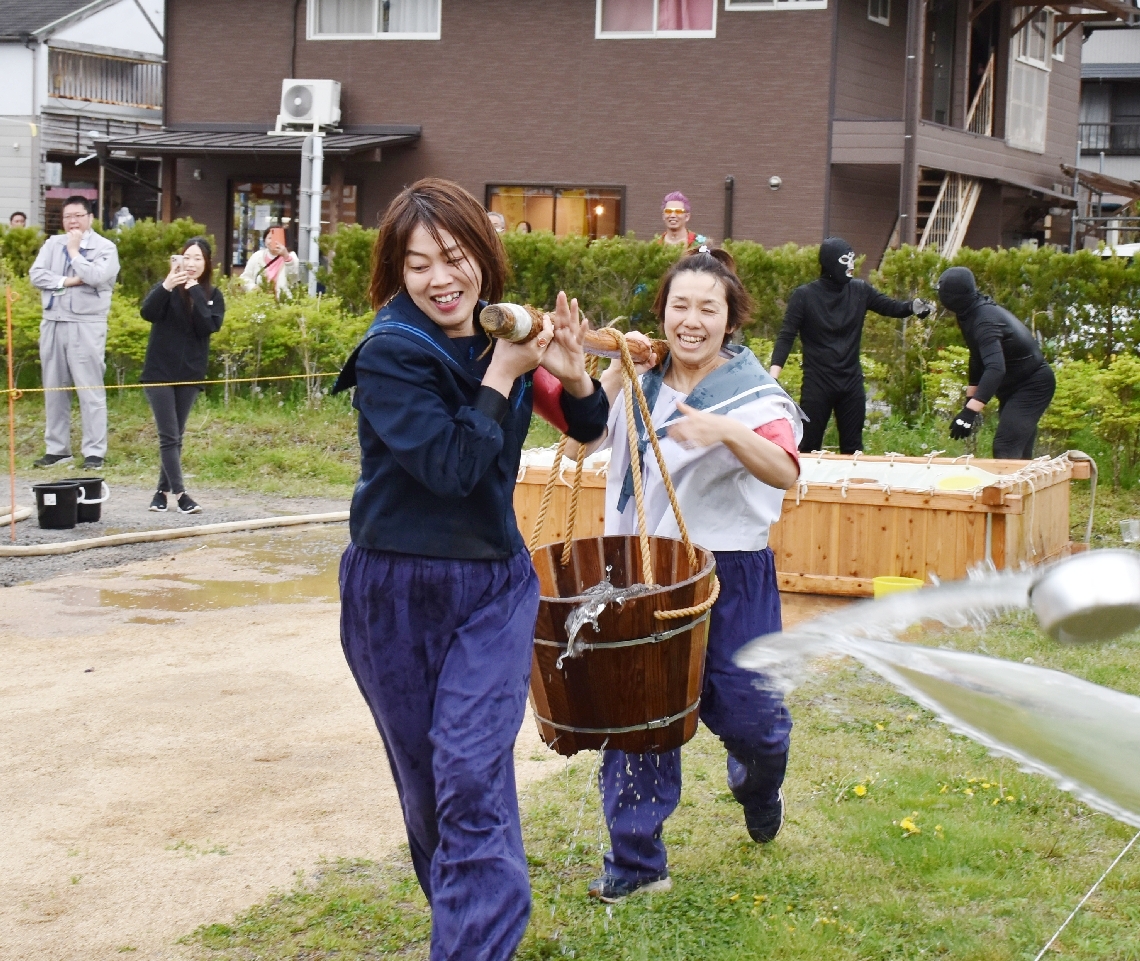 お湯を運びながら疾走するお湯かきレース（昨年４月）