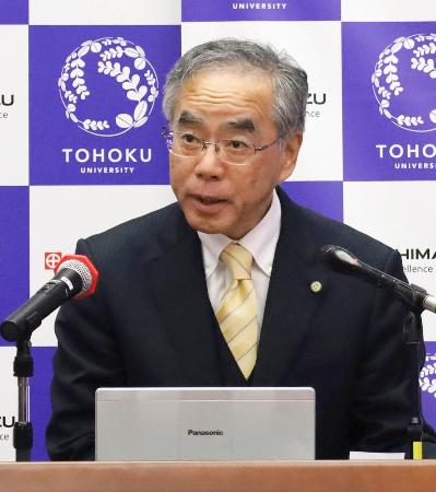 記者会見する島津製作所の山本靖則社長＝１８日午前、仙台市