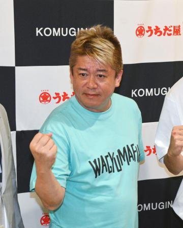 うどんチェーン「うちだ屋」の買収を発表し、ポーズをとる堀江貴文氏＝１８日午後、福岡市