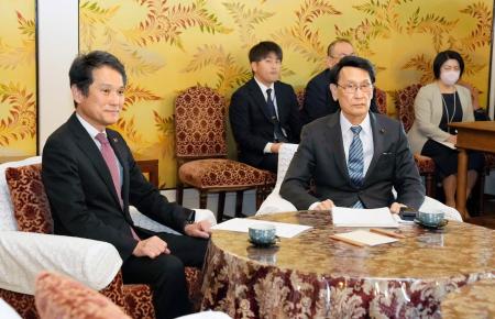 会談に臨む自民党の渡海紀三朗政治改革本部長（手前右）と立憲民主党の大串博志政治改革推進本部長＝１８日午後、国会