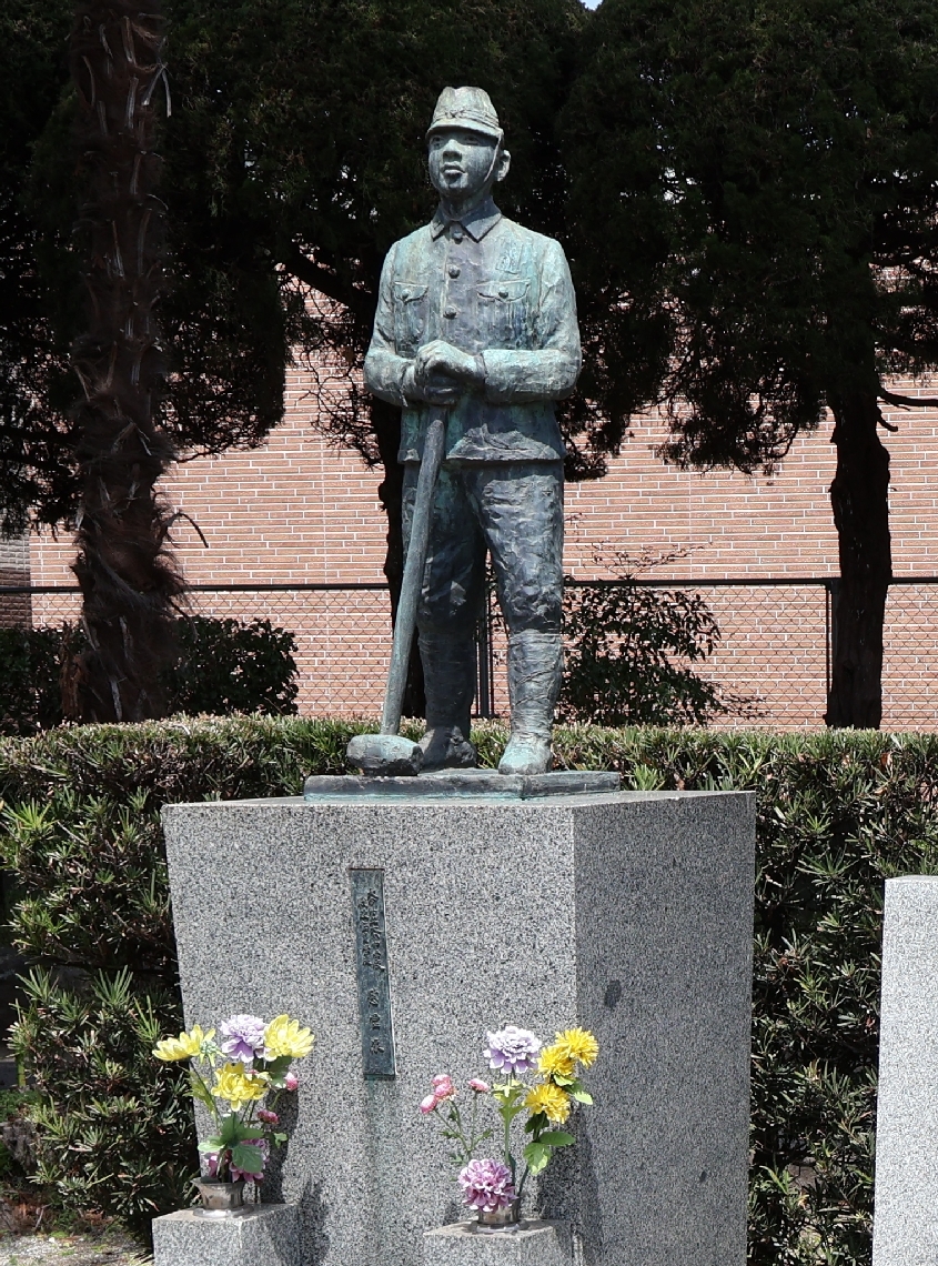 学徒動員中に亡くなった大分中の生徒たちを追悼する慰霊碑＝１８日、大分市上野丘の大分上野丘高