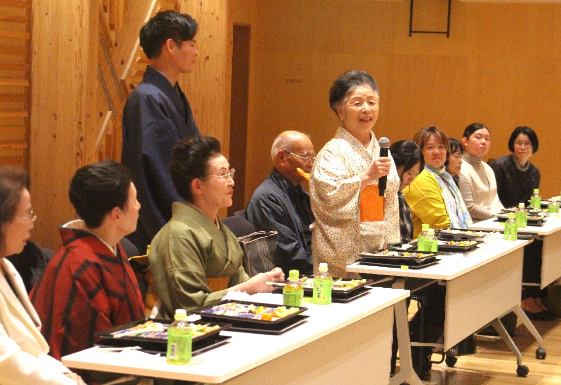 後援会の交流会で花柳美匠治郎さんとの思い出や今後への期待について語り合う出席者たち