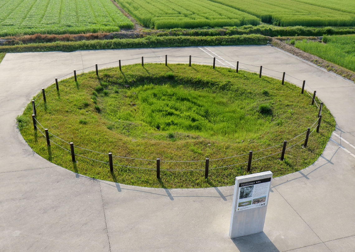 １９４５年４月２１日の空襲の跡を残す「爆弾池」。爆発で地面に穴が開いた＝１６日、宇佐市川部