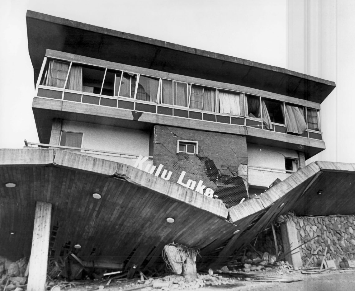 地震で崩壊した九重レークサイドホテル＝１９７５年４月２１日