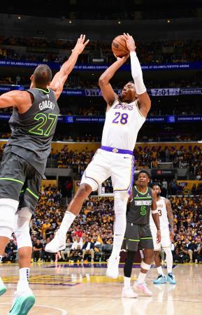 ティンバーウルブズとの第１戦でシュートを放つレーカーズの八村＝ロサンゼルス（ＮＢＡＥ・ゲッティ＝共同）