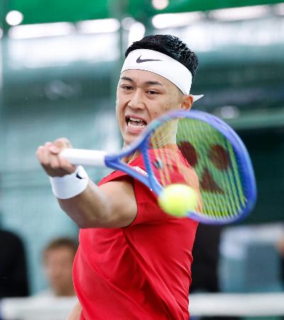 男子シングルス決勝でプレーする小田凱人＝飯塚