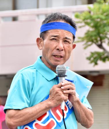 沖縄県うるま市長選が告示され、支持を訴える照屋守之氏＝２０日午前、うるま市