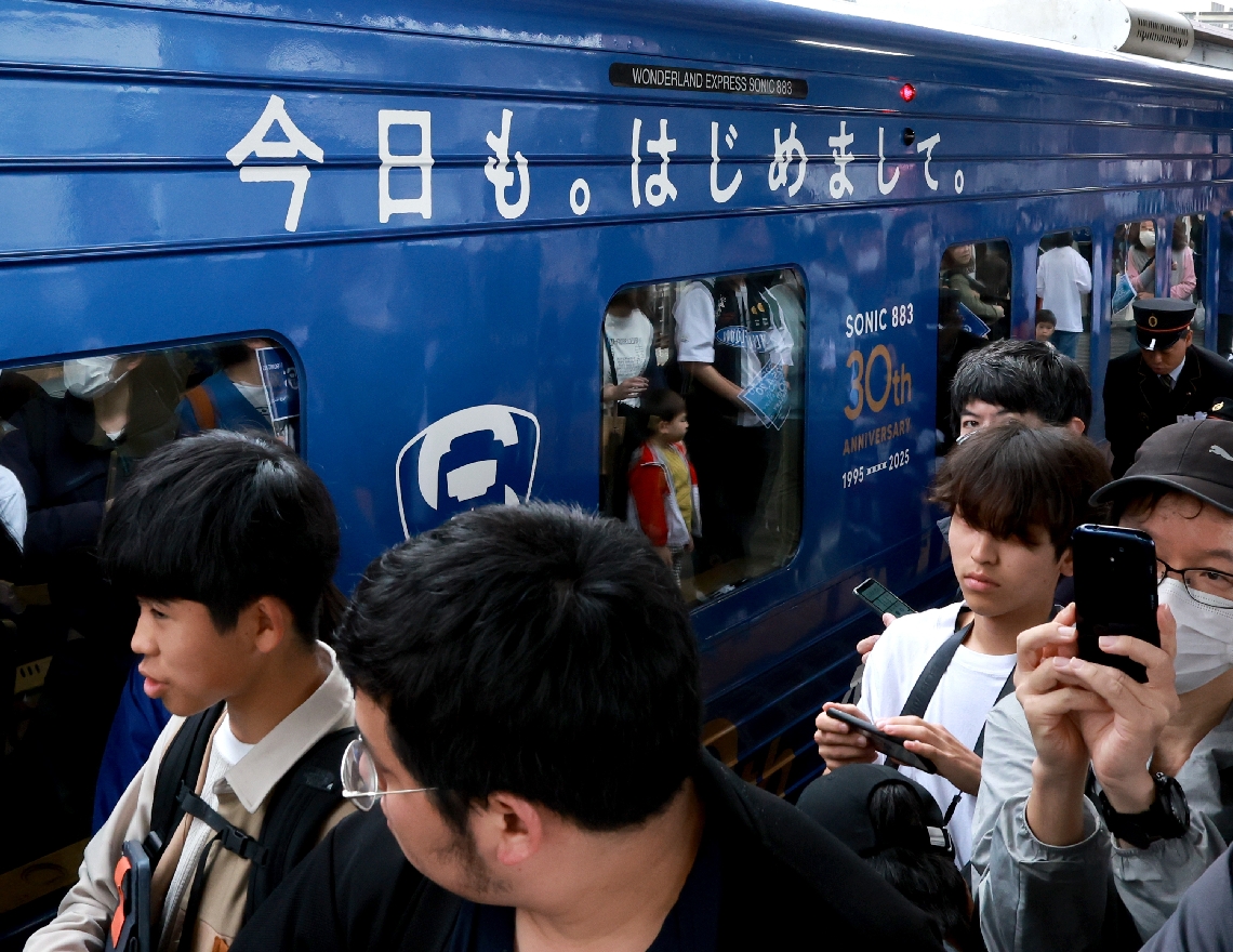 ３０周年のキャッチフレーズ「今日も。はじめまして。」があしらわれた特急ソニックの記念車両