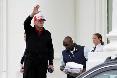 ホワイトハウスで手を振るトランプ大統領＝２０日、ワシントン（ロイター＝共同）