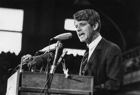 選挙集会で演説するロバート・ケネディ氏＝１９６８年（ゲッティ＝共同）
