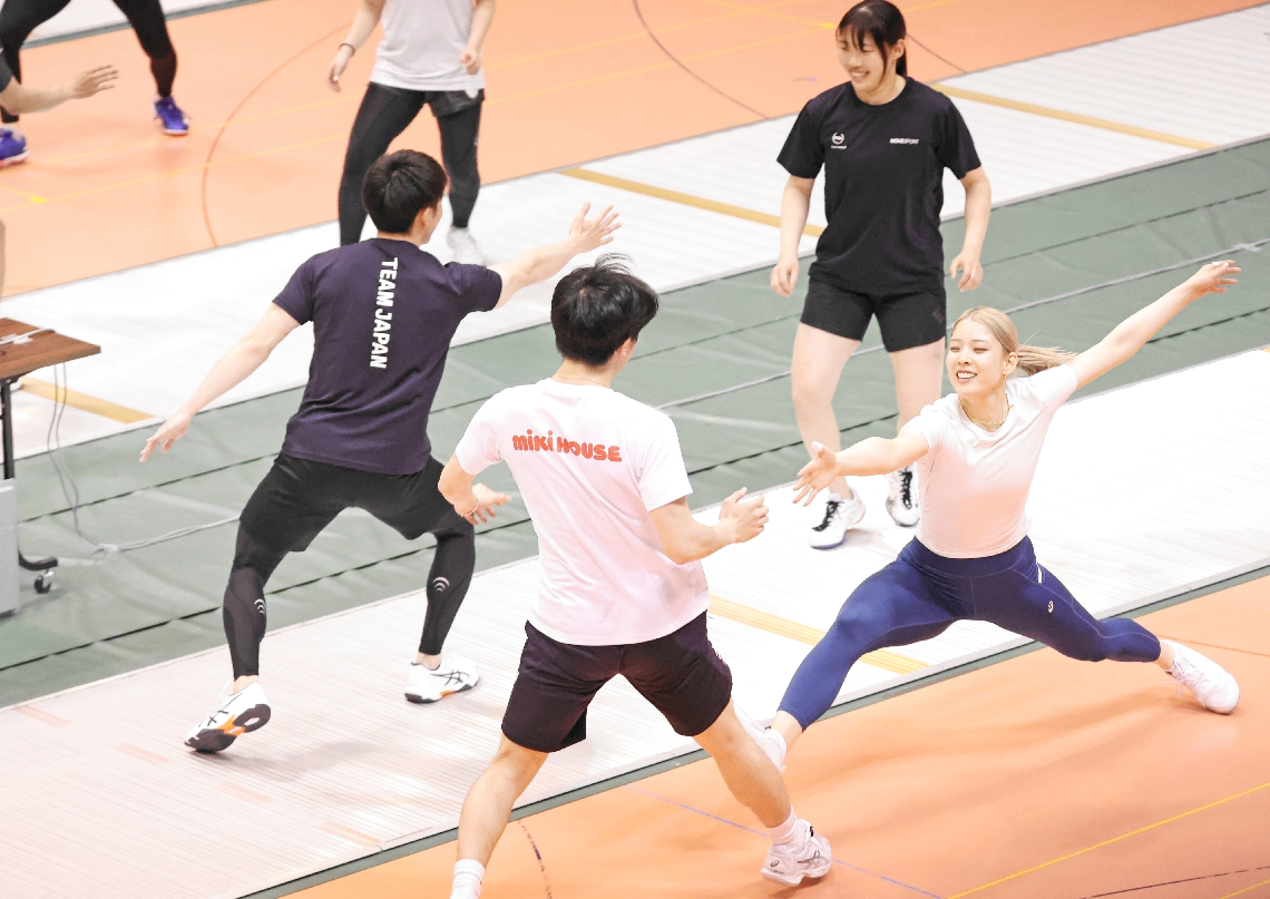 笑顔を見せながらトレーニングする江村美咲（手前右）らサーブル日本代表＝大分市のコンパルホール