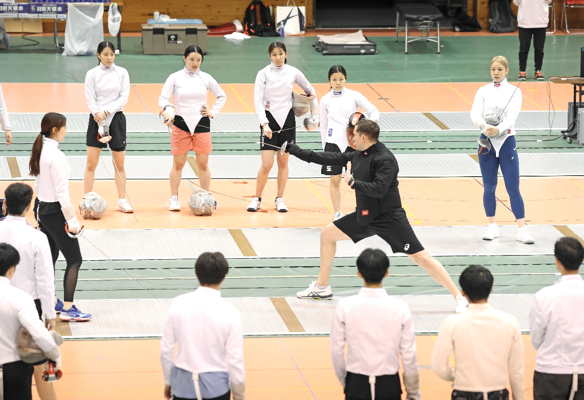 トレーニングに打ち込む江村美咲（右奥）らサーブル日本代表