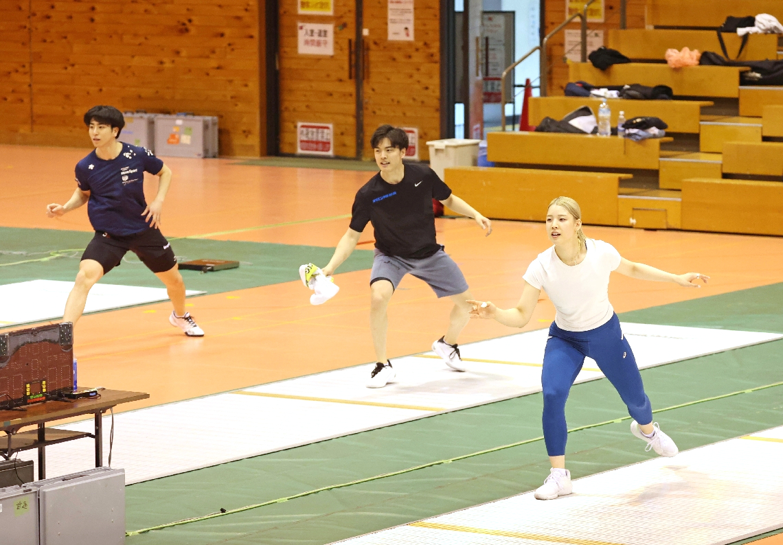 基本動作を確認する江村美咲（右）らサーブル日本代表