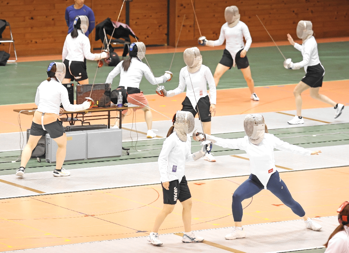 トレーニングに打ち込む江村美咲（右手前）らサーブル日本代表